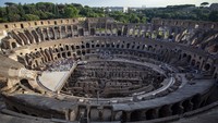Colosseum memang dikenal dengan pendekatannya yang hati-hati dalam menambahkan elemen modern. Lift vertikal yang digunakan mampu membawa pengunjung dari dasar arena ke lantai atas, namun proses instalasinya melalui koridor teknis yang sudah ada dan tidak melibatkan struktur utama bangunan kuno. (Pablo Esparza/Anadolu Agency via Getty Images)