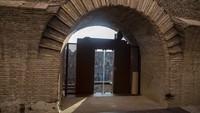 Begitu pula di Colosseum di Roma, Italia, telah memasang lift vertikal sejak tahun 2016 untuk mengangkut pengunjung dengan keterbatasan fisik. Namun, lift di Colosseum ditempatkan di area yang tidak mengganggu struktur aslinya dan bersifat semi permanen, bukan menempel pada tangga utama seperti stairlift. (Pablo Esparza/Anadolu Agency via Getty Images)