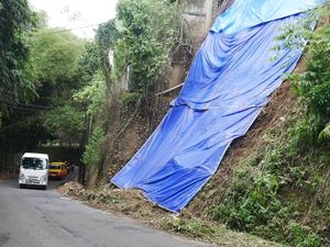Retakan Tebing Kolonel Masturi Makin Lebar, Buka Tutup Jalan Diberlakukan