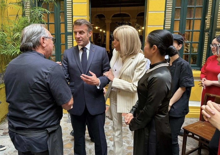 Macron Disuguhi Lumpia hingga Tumis Kangkung Saat di Vietnam