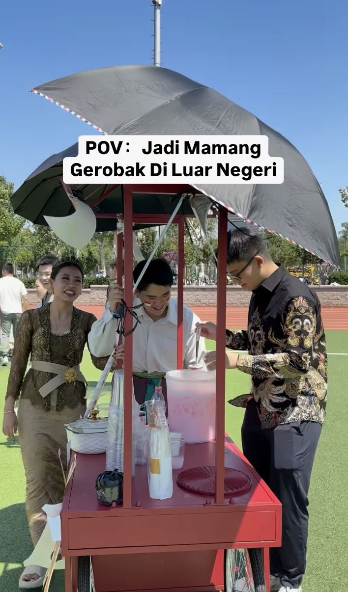 Mahasiswa Indonesia di China Jual Jajanan Gerobakan, Ramai Diserbu Warga Lokal!