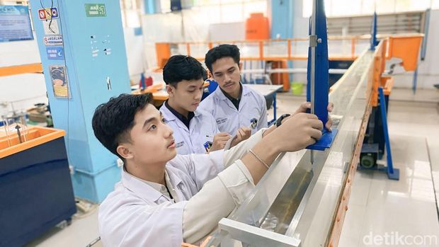 Mahasiswa praktik di laboratorium Fakultas Teknik UMI.
