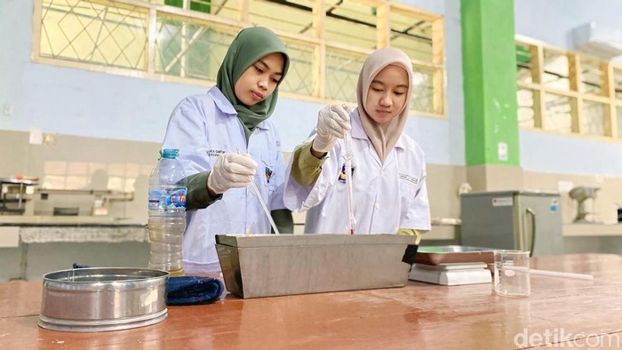 Mahasiswa praktik di laboratorium Fakultas Teknik UMI.