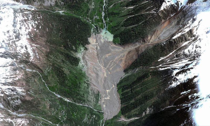 Maxar Technologies memperlihatkan before-after Desa Blatten, Swiss, terkubur lumpur dan es dari gletser yang longsor di Pegunungan Alpen, Rabu (28/5).