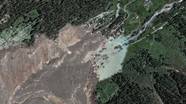 Maxar Technologies memperlihatkan before-after Desa Blatten, Swiss, terkubur lumpur dan es dari gletser yang longsor di Pegunungan Alpen, Rabu (28/5).