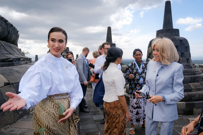 Widiyanti mengenakan anting emas berdesain bunga yang cukup besar, memberikan aksen etnik namun tetap modern. Bros pin emas bergambar Garuda di dada kiri mengukuhkan posisi resmi kenegaraan, sembari tetap menjadi detail visual yang harmonis dengan keseluruhan tampilan. (Foto: Dok. Birkom Kemenpar)