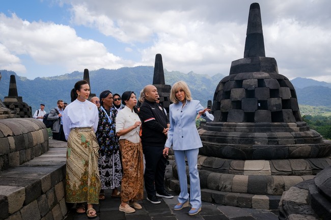 Kain batik yang dikenakan tampaknya berasal dari perajin eksklusif dengan sentuhan teknik pewarnaan alam. Motifnya memadukan unsur parang dan flora, seolah mengartikulasikan keseimbangan antara kekuatan dan kelembutan, presentasi yang selaras dengan persona publik Widiyanti sebagai perempuan pemimpin yang tangguh namun anggun. (Foto: Dok. Birkom Kemenpar)