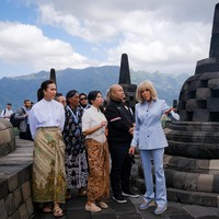 Kain batik yang dikenakan tampaknya berasal dari perajin eksklusif dengan sentuhan teknik pewarnaan alam. Motifnya memadukan unsur parang dan flora, seolah mengartikulasikan keseimbangan antara kekuatan dan kelembutan, presentasi yang selaras dengan persona publik Widiyanti sebagai perempuan pemimpin yang tangguh namun anggun. (Foto: Dok. Birkom Kemenpar)