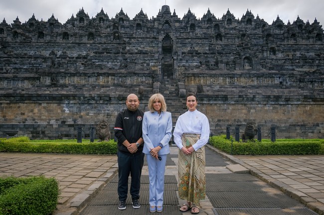 Sementara Brigitte Macron tampil dalam setelan jas dan celana berwarna baby blue yang minimalis dan modern khas gaya Parisian chic, kontras ini justru menjadi momen visual yang menarik. Widiyanti berdiri sebagai representasi budaya Asia Tenggara yang kaya dan tekstural, sementara Brigitte membawa kesan sleek Eropa Barat. (Foto: Dok. Birkom Kemenpar)