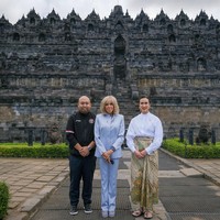 Sementara Brigitte Macron tampil dalam setelan jas dan celana berwarna baby blue yang minimalis dan modern khas gaya Parisian chic, kontras ini justru menjadi momen visual yang menarik. Widiyanti berdiri sebagai representasi budaya Asia Tenggara yang kaya dan tekstural, sementara Brigitte membawa kesan sleek Eropa Barat. (Foto: Dok. Birkom Kemenpar)