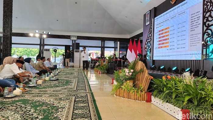 Mensos Gus Ipul dalam acara dialog di Pendopo Arya Wiraraja Lumajang.