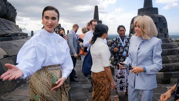 Menteri Pariwisata Widiyanti Putri Wardhana mendampingi Brigitte Macron di Candi Borobudur, Magelang
