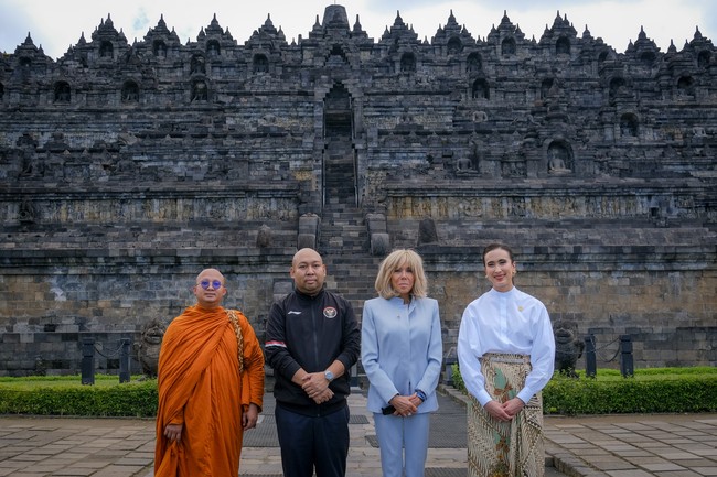 Keduanya memperlihatkan bagaimana dua pendekatan gaya yang berbeda bisa berdialog secara harmonis dalam bingkai diplomasi budaya. Konsistensi Menteri Widiyanti dalam memakai busana berbasis wastra Indonesia bukan sekadar pilihan estetika, tetapi juga strategi soft diplomacy yang efektif. Dalam konteks kunjungan pejabat asing ke situs budaya seperti Borobudur, penggunaan batik tulis oleh pejabat tinggi negara adalah bentuk penghormatan terhadap warisan, sekaligus sinyal kuat bahwa Indonesia menyambut tamu dengan identitasnya yang otentik. (Foto: Dok. Birkom Kemenpar)