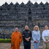 Keduanya memperlihatkan bagaimana dua pendekatan gaya yang berbeda bisa berdialog secara harmonis dalam bingkai diplomasi budaya. Konsistensi Menteri Widiyanti dalam memakai busana berbasis wastra Indonesia bukan sekadar pilihan estetika, tetapi juga strategi soft diplomacy yang efektif. Dalam konteks kunjungan pejabat asing ke situs budaya seperti Borobudur, penggunaan batik tulis oleh pejabat tinggi negara adalah bentuk penghormatan terhadap warisan, sekaligus sinyal kuat bahwa Indonesia menyambut tamu dengan identitasnya yang otentik. (Foto: Dok. Birkom Kemenpar)