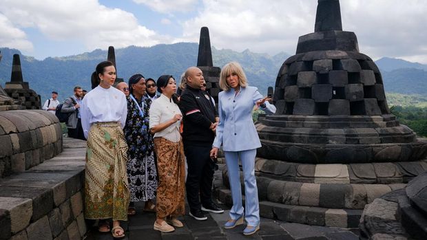 Menteri Pariwisata Widiyanti Putri Wardhana mendampingi Brigitte Macron di Candi Borobudur, Magelang