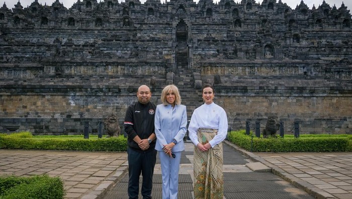 Menteri Pariwisata Widiyanti Putri Wardhana mendampingi Brigitte Macron di Candi Borobudur, Magelang