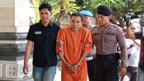 MJ digiring ke Mapolsek Kuta Selatan setelah ditembak betis kirinya gegara mencoba kabur saat akan ditangkap di Pelabuhan Lembar, Jumat (30/5/2025). (Dok Polresta Denpasar).