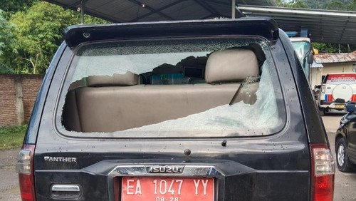 Mobil dinas yang dirusak mahasiswa saat demo desakan pemekaran PPS, di sekitar area Bandara Bima, pada Rabu (28/5/2025). (Istimewa)