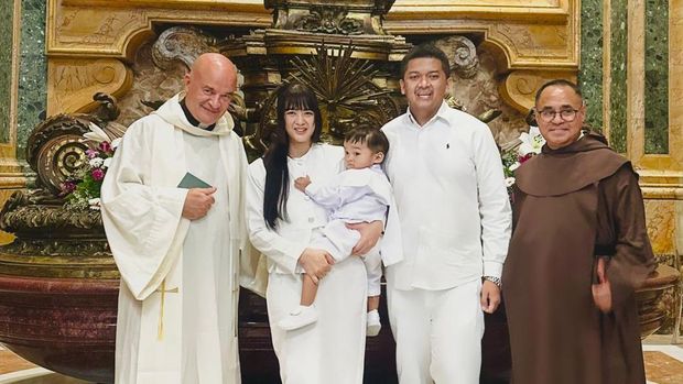 Momen Damian Orlin Baskara menerima Sakramen Baptis di Basilika Santo Petrus, Vatikan, Senin (26/5/2025).