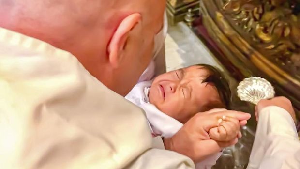 Momen Damian Orlin Baskara menerima Sakramen Baptis di Basilika Santo Petrus, Vatikan, Senin (26/5/2025).