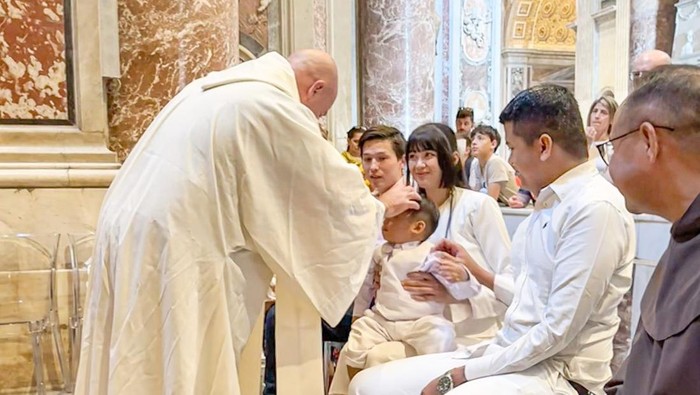 Momen Damian Orlin Baskara menerima Sakramen Baptis di Basilika Santo Petrus, Vatikan, Senin (26/5/2025).