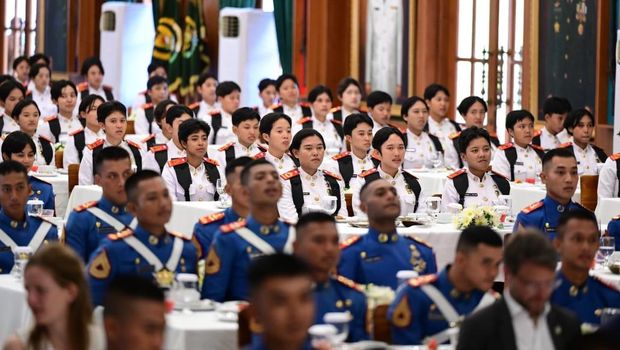 Momen Prabowo dan Macron makan bareng taruna di Akmil Magelang (dok. Muchlis Jr - Biro Pers Sekretariat Presiden)