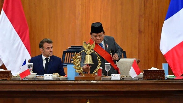 Momen Prabowo dan Macron makan bareng taruna di Akmil Magelang (dok. Muchlis Jr - Biro Pers Sekretariat Presiden)
