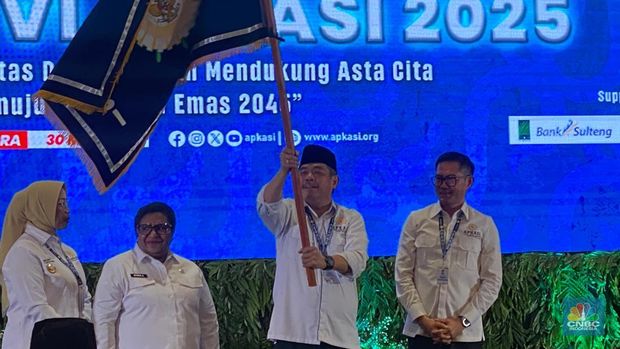 Munas VI Asosiasi Pemerintah Kabupaten Seluruh Indonesia (APKASI) yang digelar di Minahasa Utara, Sulawesi Utara, resmi menetapkan Bupati Lahat, Sumatera Selatan, Bursah Zarnubi sebagai Ketua Umum APKASI periode 2025–2030, Jumat (30/5/2025). (CNBC Indonesia/Eko Frima Andani)