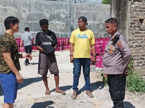 OM alias Oscar (kaos hitam), pencuri tiga tabung elpiji milik CV Bina Makmur di Jalan Timor Raya KM 9, Kota Kupang, NTT, saat diamankan polisi. (Dok. Polsek Kota Lama).