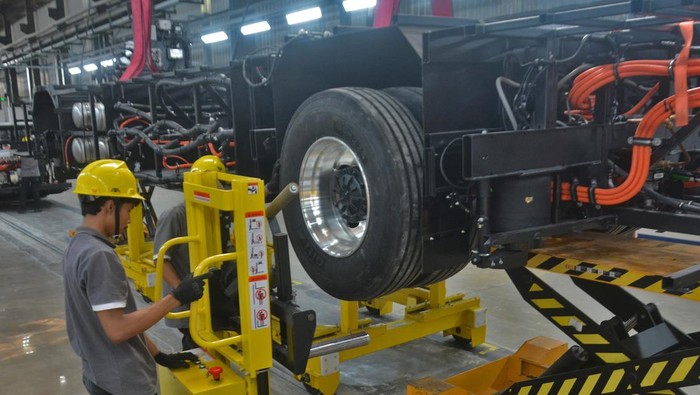 Pabrik Bus Listrik Mulai Produksi di Magelang Pekerja merakit kendaraan listrik jenis truk di pabrik PT VKTR Sakti Industries Tempuran, Magelang, Jawa Tengah, Kamis (29/5/2025). Pabrik tersebut memproduksi kendaraan listrik komersial berbasis Completely Knocked Down (CKD) pertama di Indonesia yang dirancang khusus untuk merakit bus dan truk listrik sebagai tulang punggung ekosistem kendaraan listrik nasional dari hulu ke hilir. ANTARA FOTO/Anis Efizudin/rwa.