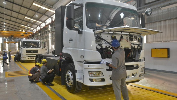 Pabrik Bus Listrik Mulai Produksi di Magelang Pekerja merakit kendaraan listrik jenis truk di pabrik PT VKTR Sakti Industries Tempuran, Magelang, Jawa Tengah, Kamis (29/5/2025). Pabrik tersebut memproduksi kendaraan listrik komersial berbasis Completely Knocked Down (CKD) pertama di Indonesia yang dirancang khusus untuk merakit bus dan truk listrik sebagai tulang punggung ekosistem kendaraan listrik nasional dari hulu ke hilir. ANTARA FOTO/Anis Efizudin/rwa.