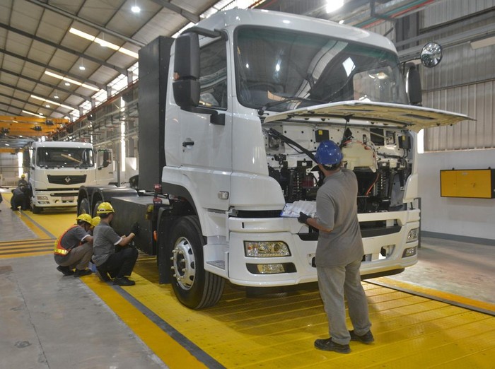 Pekerja merakit kendaraan listrik jenis truk di pabrik PT VKTR Sakti Industries Tempuran, Magelang, Jawa Tengah, Kamis (29/5/2025). Pabrik tersebut memproduksi kendaraan listrik komersial berbasis Completely Knocked Down (CKD) pertama di Indonesia ya