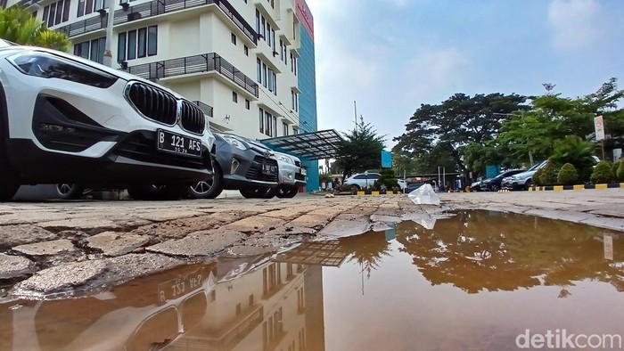 Parkir RSUD Tangsel Berubah Usai Tak Dikuasai Ormas PP 1Kendaraan motor terparkir di halaman RSUD Tangsel, Pamulang, Tangerang Selatan, Jumat (30/5/2025). RSUD Tangsel kini memakai jasa operator parkir swasta usai ormas PP tidak menguasai lahan parkir.
