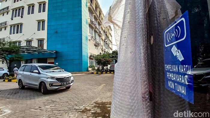 Parkir RSUD Tangsel Berubah Usai Tak Dikuasai Ormas PP 1Kendaraan motor terparkir di halaman RSUD Tangsel, Pamulang, Tangerang Selatan, Jumat (30/5/2025). RSUD Tangsel kini memakai jasa operator parkir swasta usai ormas PP tidak menguasai lahan parkir.