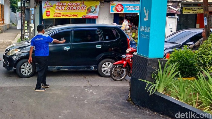 Parkir RSUD Tangsel Berubah Usai Tak Dikuasai Ormas PP 1Kendaraan motor terparkir di halaman RSUD Tangsel, Pamulang, Tangerang Selatan, Jumat (30/5/2025). RSUD Tangsel kini memakai jasa operator parkir swasta usai ormas PP tidak menguasai lahan parkir.