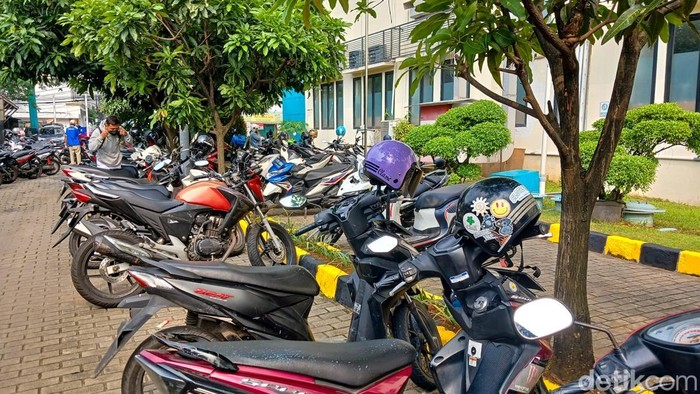 Parkir RSUD Tangsel Berubah Usai Tak Dikuasai Ormas PP 1Kendaraan motor terparkir di halaman RSUD Tangsel, Pamulang, Tangerang Selatan, Jumat (30/5/2025). RSUD Tangsel kini memakai jasa operator parkir swasta usai ormas PP tidak menguasai lahan parkir.