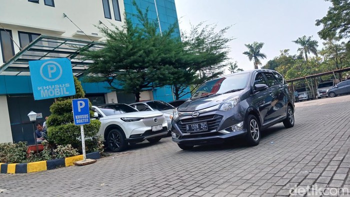 Parkir RSUD Tangsel Berubah Usai Tak Dikuasai Ormas PP 1Kendaraan motor terparkir di halaman RSUD Tangsel, Pamulang, Tangerang Selatan, Jumat (30/5/2025). RSUD Tangsel kini memakai jasa operator parkir swasta usai ormas PP tidak menguasai lahan parkir.