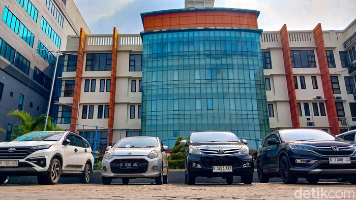 Parkir RSUD Tangsel Berubah Usai Tak Dikuasai Ormas PP 1Kendaraan motor terparkir di halaman RSUD Tangsel, Pamulang, Tangerang Selatan, Jumat (30/5/2025). RSUD Tangsel kini memakai jasa operator parkir swasta usai ormas PP tidak menguasai lahan parkir.