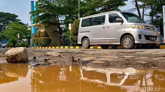 Parkir RSUD Tangsel Berubah Usai Tak Dikuasai Ormas PP 1Kendaraan motor terparkir di halaman RSUD Tangsel, Pamulang, Tangerang Selatan, Jumat (30/5/2025). RSUD Tangsel kini memakai jasa operator parkir swasta usai ormas PP tidak menguasai lahan parkir.