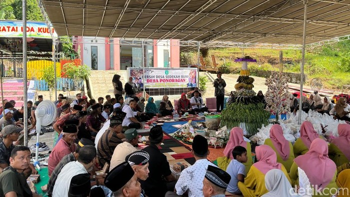 Peletakan batu pertama gedung PAUD Desa Ponoragan Kukar.