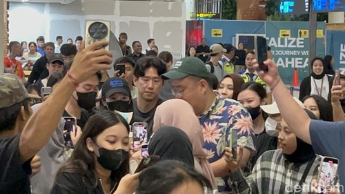 Pemeran utama serial drama Korea berjudul Resident Playbook, Go Youn Jung, akhirnya tiba di Bali pada Sabtu (31/5/2025) pukul 00.25 Wita. (Rizki Setyo)