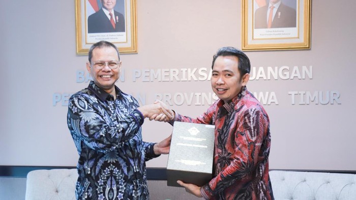 Bupati Jember Muhammad Fawait (kanan) menerima hasil pemeriksaan Laporan Keuangan Pemerintah Daerah (LKPD)