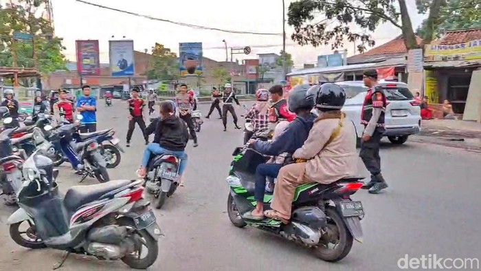 Pemotor kocar kacir saat menghindari razia knalpot brong di Jalan Raya Katapang - Soreang, Kecamatan Katapang, Jumat (30/5/2025)
