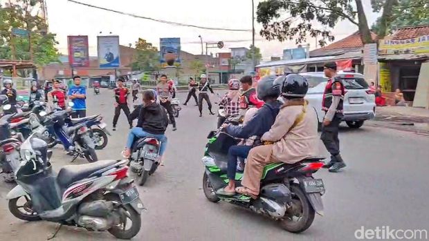 Pemotor kocar kacir saat menghindari razia knalpot brong di Jalan Raya Katapang - Soreang, Kecamatan Katapang, Jumat (30/5/2025)