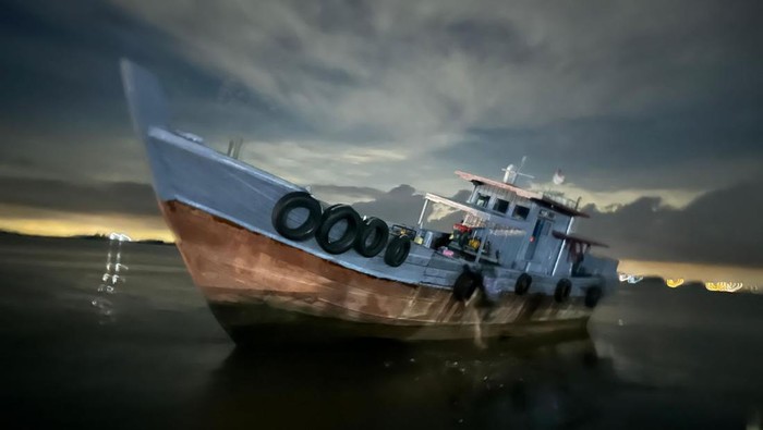 Penampakan KM Rizki Laut-IV yang ditangkap saat mengangkut BBM jenis solar tanpa dilengkapi dokumen resmi. (Foto: 
 Istimewa)