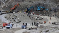 Insiden tragis terjadi di lokasi tambang batu alam Gunung Kuda, Desa Cipanas, Kecamatan Dukupuntang, Kabupaten Cirebon. Tambang tersebut mengalami longsor pada Jumat (30/5/2025) sekitar pukul 10.00 WIB dan mengakibatkan sekitar 10 orang tertimbun material longsoran. ANTARA FOTO/Dedhez Anggara