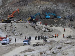 Ngerinya Longsor Tambang Batu Gunung Kuda Cirebon, Korban Tewas 17 Orang
