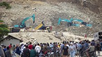 Pemerintah Provinsi Jawa Barat juga telah mengirimkan tim dari Dinas Energi dan Sumber Daya Mineral (ESDM) ke lokasi untuk melakukan peninjauan langsung. Langkah ini dilakukan untuk memastikan tidak ada lagi aktivitas tambang dan mengamankan area demi keselamatan warga sekitar. ANTARA FOTO/Dedhez Anggara