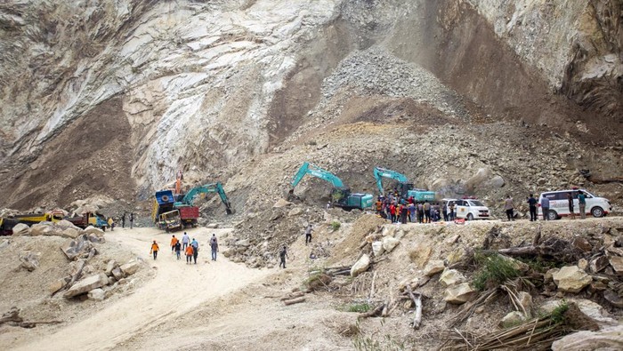 Penampakan Tambang Batu yang Dedi Mulyadi Minta Tutup Selamanya Petugas gabungan dengan alat berat mencari korban longsor yang tertimbun bebatuan di lokasi galian C, Cipanas, Dukuhpuntang, Kab. Cirebon, Jawa Barat, Jumat (30/5/2025). Longsor dari tebing tambang batu tersebut menyebabkan 5 orang meninggal dunia dan puluhan korban lain yang masih belum ditemukan. ANTARA FOTO/Dedhez Anggara/foc.