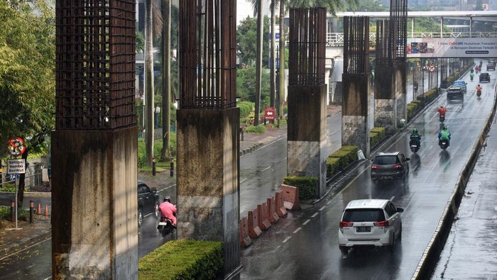 Penampakan Tiang-tiang Monorel Mangkrak di Kuningan Pengendara melintas di dekat tiang bekas proyek monorel Jakarta di kawasan Jalan HR Rasuna Said, Kuningan, Jakarta, Kamis (29/5/2025). Pemerintah Provinsi DKI Jakarta berencana untuk menuntaskan dengan merapikan tiang-tiang bekas proyek monorel yang mangkrak selama hampir dua dekade di Jalan HR Rasuna Said dan Jalan Asia Afrika, Jakarta karena dinilai mengganggu estetika kota. ANTARA FOTO/Indrianto Eko Suwarso/rwa.